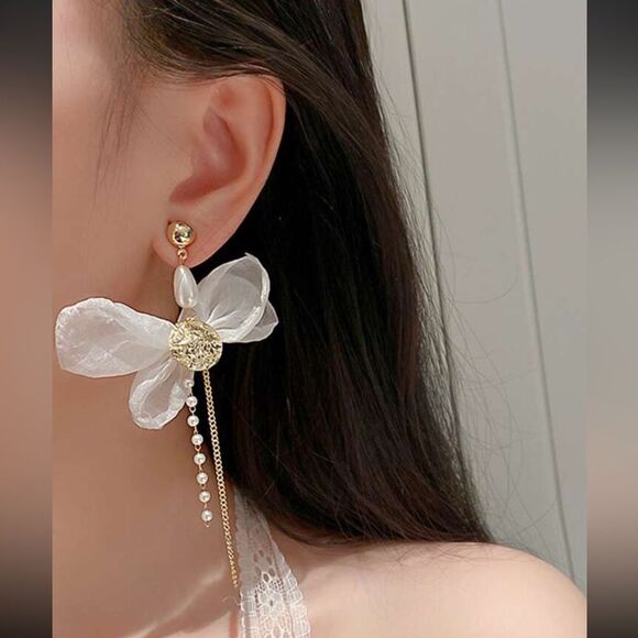 White Bow Earrings M482 - Picture 1 of 3
